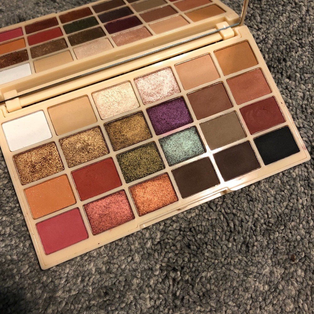 Makeup Revolution X Soph eyeshadow palette